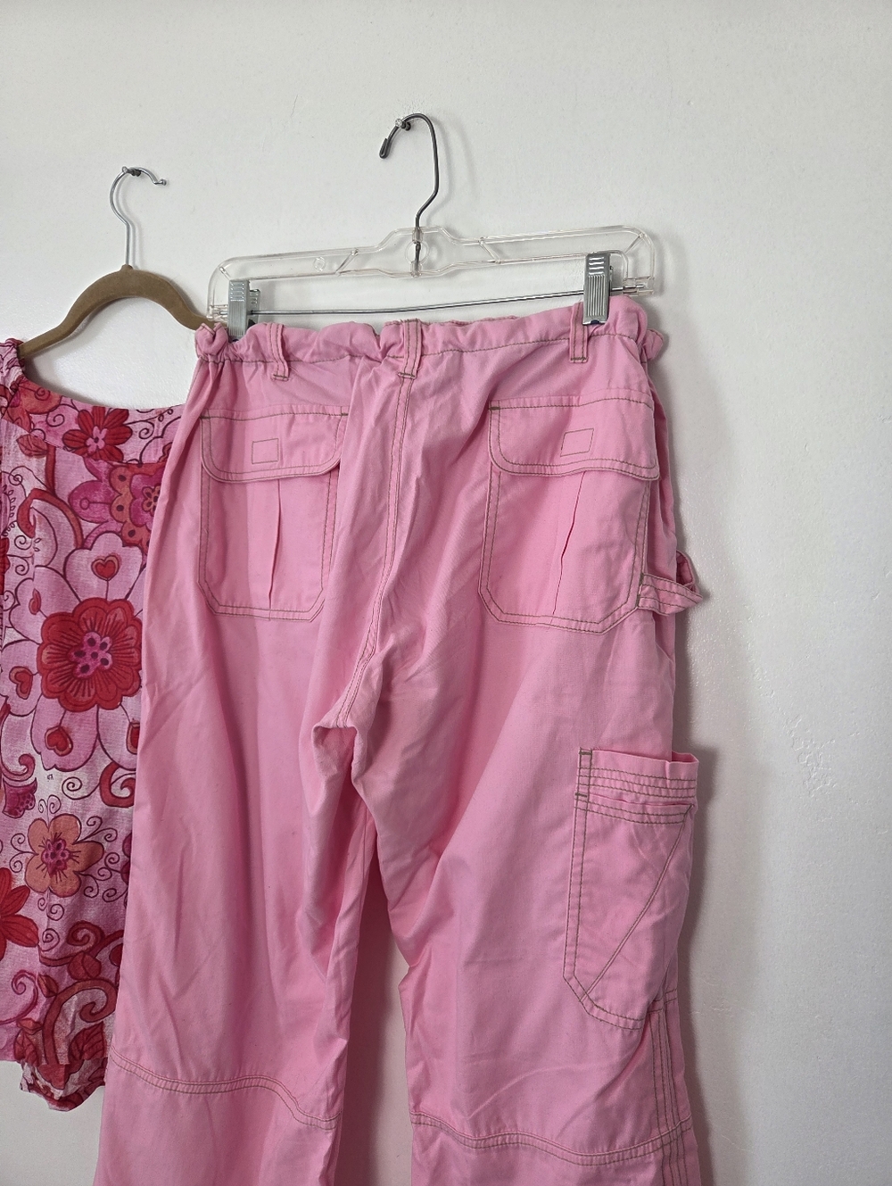 Koi By Kathy Peterson Scrub Set Pink Floral Cargo Pants Medical Nursing M/L - Picture 14 of 15